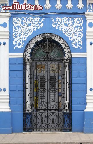 Immagine Porta d'ingresso della Casa de la Cultura a Camaguey, Cuba - Le belle decorazioni che ornano la porta e la facciata dell'edificio che ospita la Casa de la Cultura, importante centro dedicato all'arte e alla cultura © Tupungato / Shutterstock.com