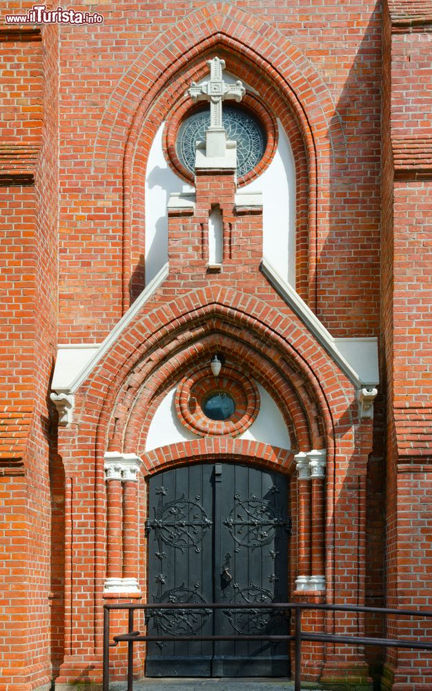 Immagine Ingresso della chiesa cattolica dell'Ascensione della Beata Vergine Maria a Palanga, Lituania.