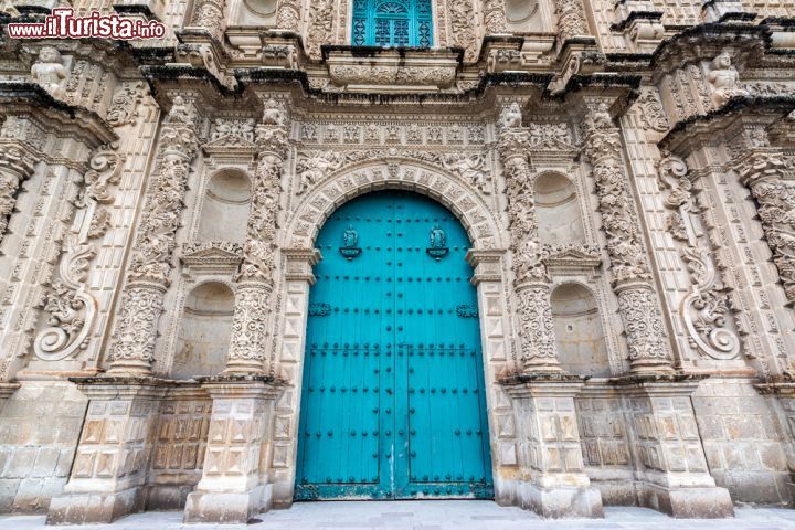 Immagine Ingresso della decorata cattedrale di Cajamarca, Perù - © Jess Kraft / Shutterstock.com