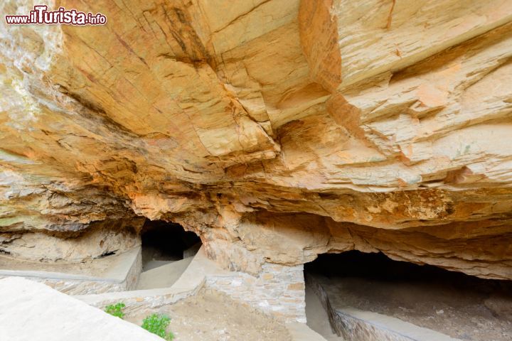 Immagine Ingresso della grotta Katafyki a Kythnos, Grecia. Durante la seconda guerra mondiale e l'epoca medievale veniva utilizzata come rifugio - © Michael Paschos / Shutterstock.com