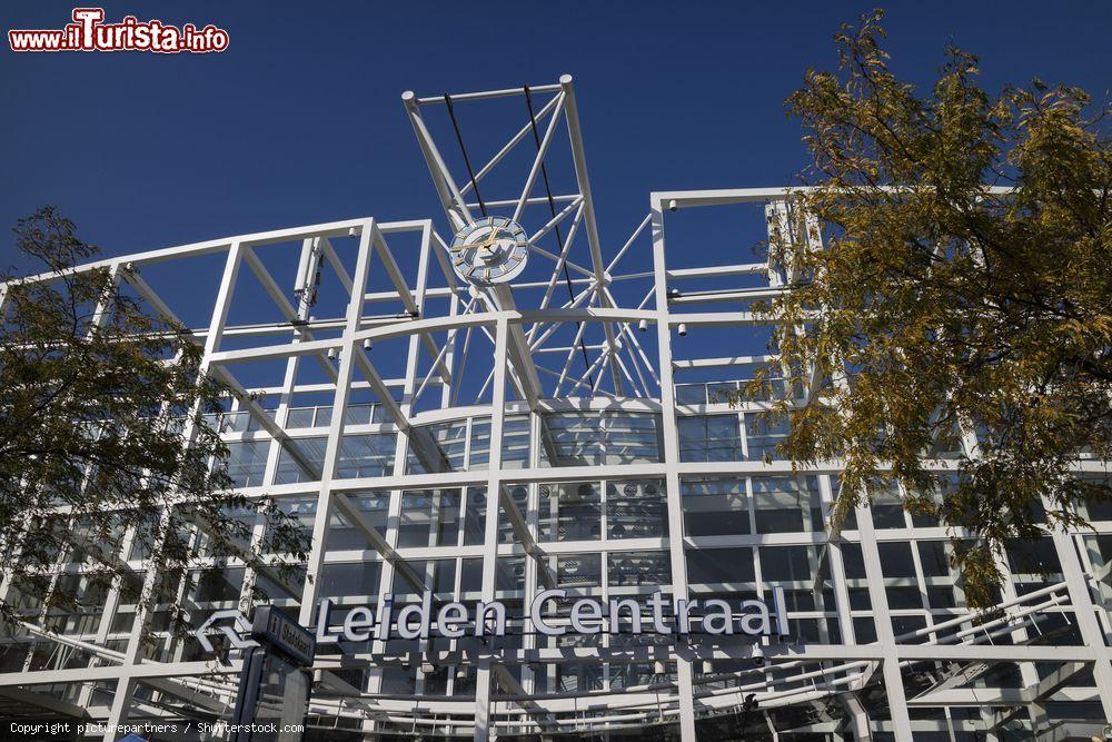 Immagine Ingresso della stazione ferroviaria centrale di Leiden, Olanda. I lavori di costruzione sono stati completati nel 1996 - © picturepartners / Shutterstock.com