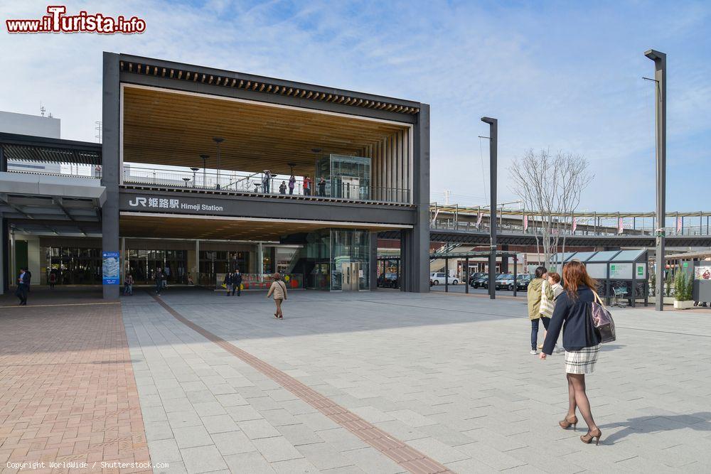 Immagine Ingresso della stazione ferroviaria di Himeji, sulla linea Sanyo Main e ulima stazione occidentale della JR Kobe Line. - © WorldWide / Shutterstock.com