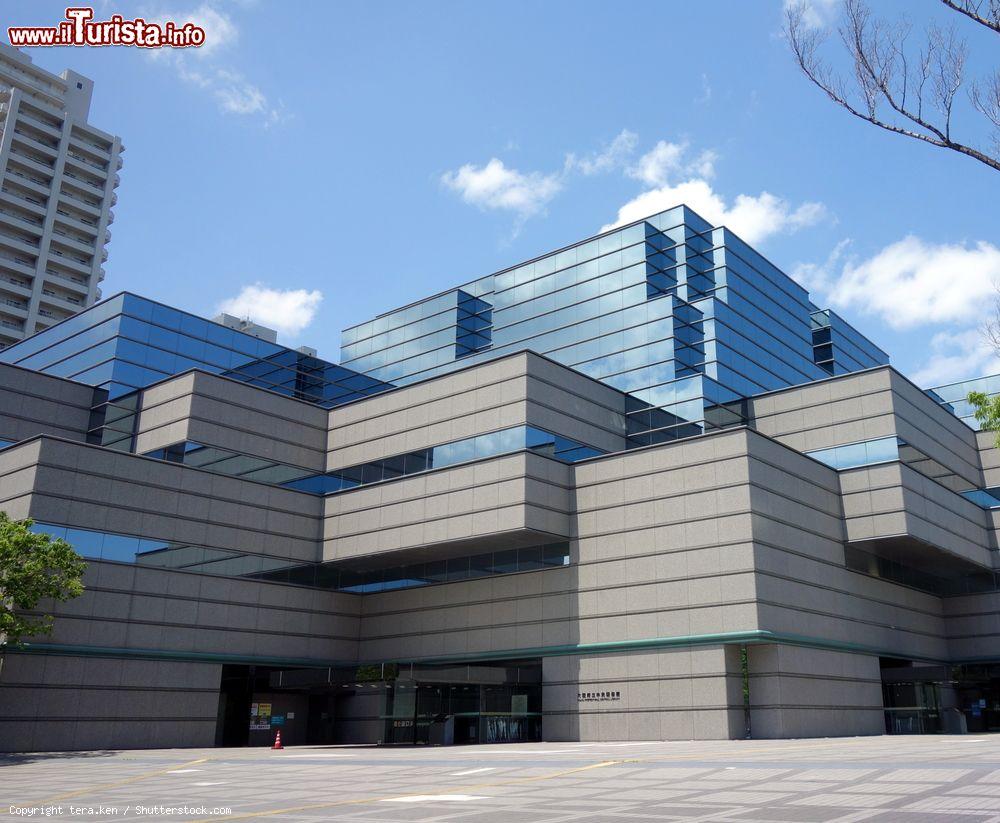 Immagine Ingresso dell'Osaka Prefectural Central Library, Giappone. Aperta nel 1996, ospita un'ampia gamma di libri e volumi, da quelli generici agli accademici. Le pareti dell'edificio sono state costruite con vetro riflettente - © tera.ken / Shutterstock.com