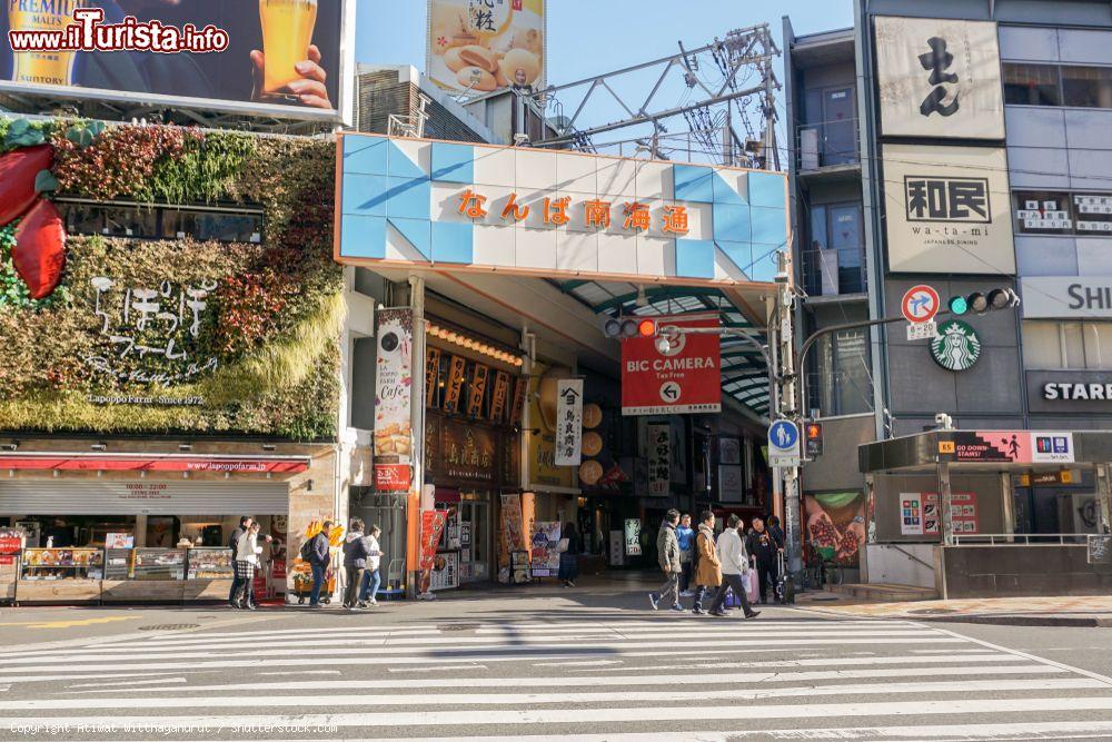 Immagine Ingresso di un centro commerciale del distretto di Namba, Osaka. E' una delle destinazioni più frequentate dai turisti che visitano la città giapponese - © Atiwat Witthayanurut / Shutterstock.com