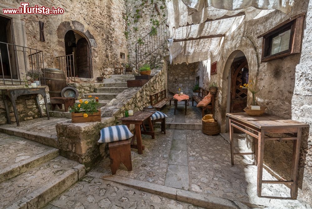 Immagine L'ingresso di un locale nel centro di Santo Stefano di Sessanio, L'Aquila, Abruzzo.