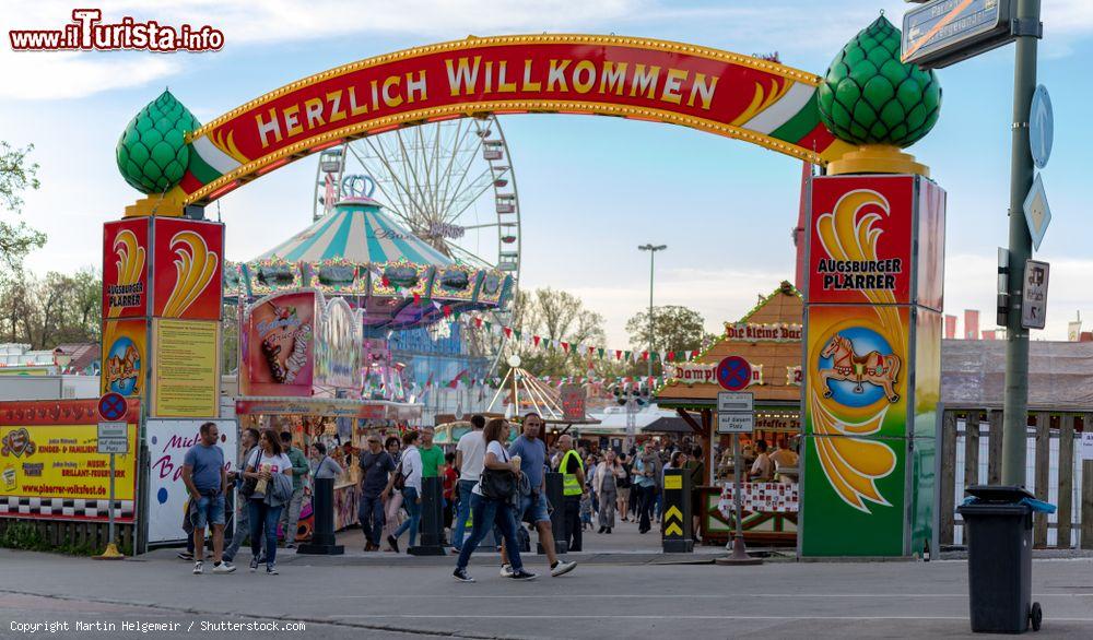 Immagine Ingresso di un lunapark nella cittadina di Augusta, Germania - © Martin Helgemeir / Shutterstock.com