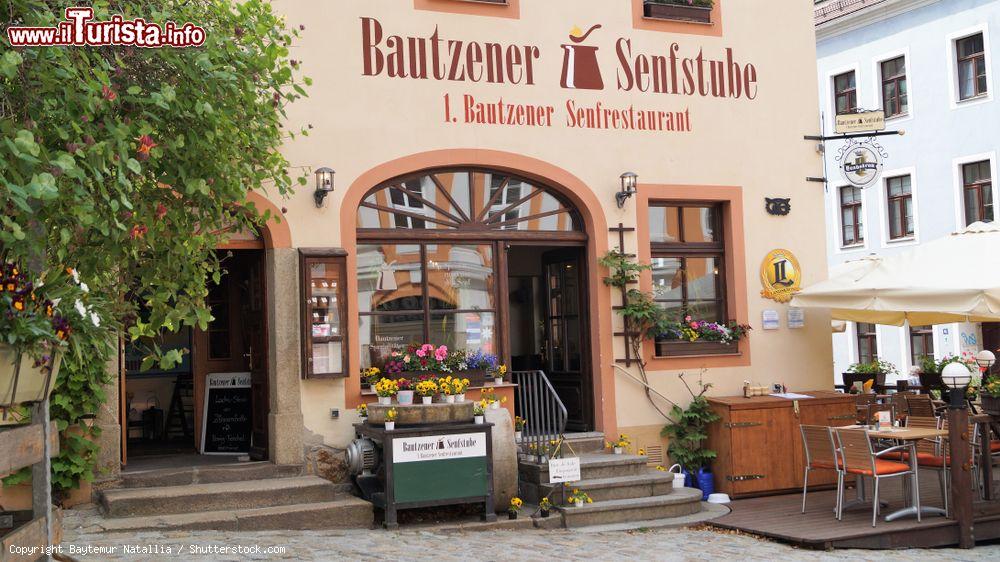 Immagine Ingresso di un ristorante nel centro di Bautzen, Germania: la città è la principale produttrice di mostarda della Germania - © Baytemur Natallia / Shutterstock.com