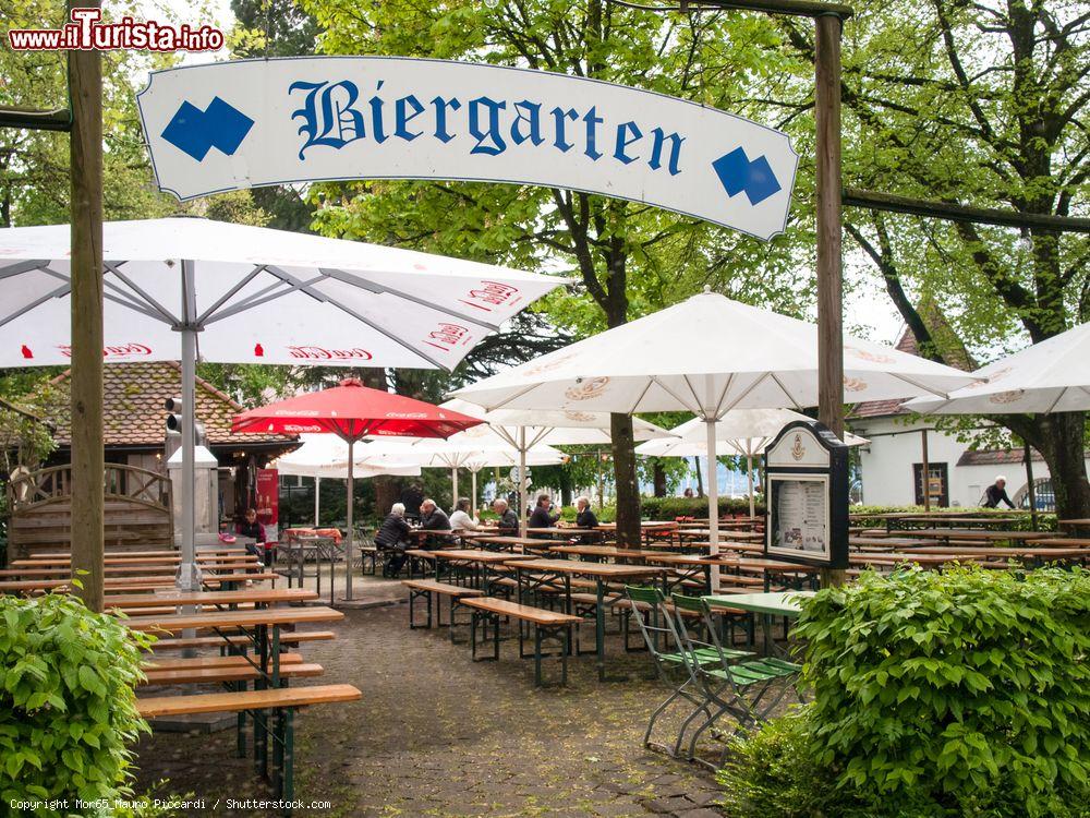 Immagine Ingresso di una tipica birreria all'aperto nel centro di Lindau, Germania - © Mor65_Mauro Piccardi / Shutterstock.com