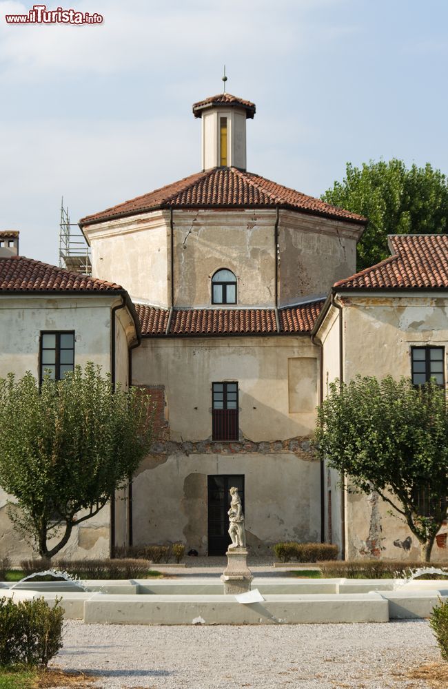 Immagine Ingresso di Villa Picchetta a Cameri, Piemonte orientale.