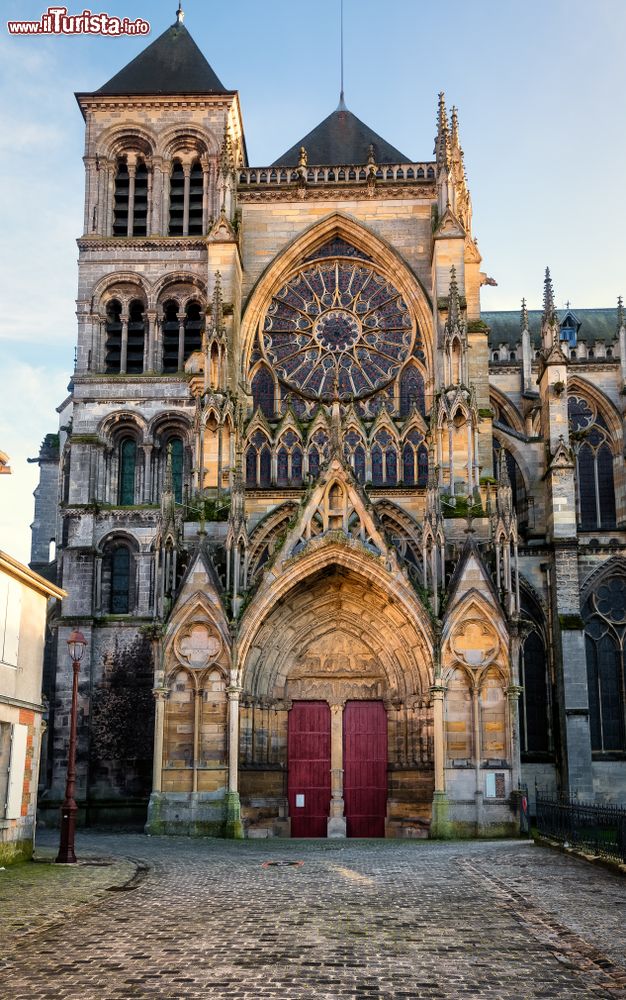 Immagine Ingresso laterale con il grande rosone della cattedrale di Chalons-en-Champagne (Francia). Bell'esempio di architettura gotica francese, questo edificio religioso custodisce un importante ciclo di vetrate medievali e rinascimentali.