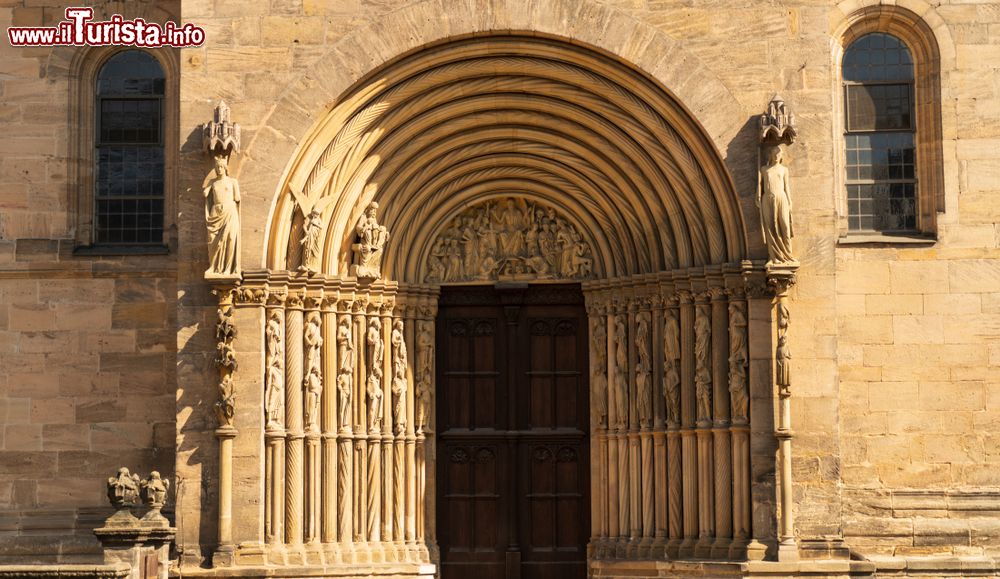 Immagine Ingresso laterale della cattedrale di Bamberga, Germania. Ai lati sono presenti statue e decorazioni scultoree.