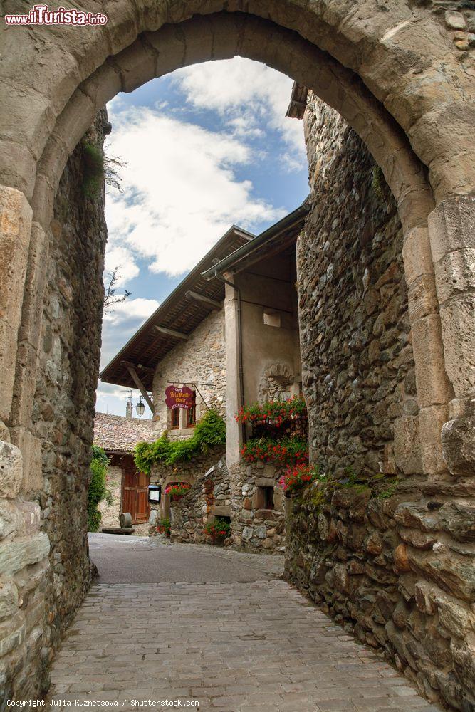 Immagine L'ingresso nel paese di Yvoire attraverso la cosiddetta Vieille Porte. Siamo in Francia, sul Lago Lemano - © Julia Kuznetsova / Shutterstock.com