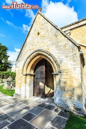 Immagine L'ingresso parrocchiale di Santa Maria a Bibury in Inghilterra - © Voyagerix / Shutterstock.com