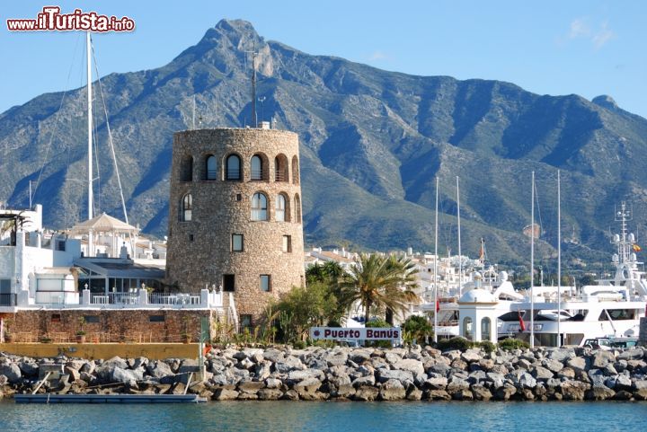 Immagine L'ingresso al porto a Puerto Banus, nei pressi di Marbella, Spagna. In primo piano la torre di avvistamento e sullo sfondo, a fare da cornice, il monte La Concha - © Arena Photo UK / Shutterstock.com