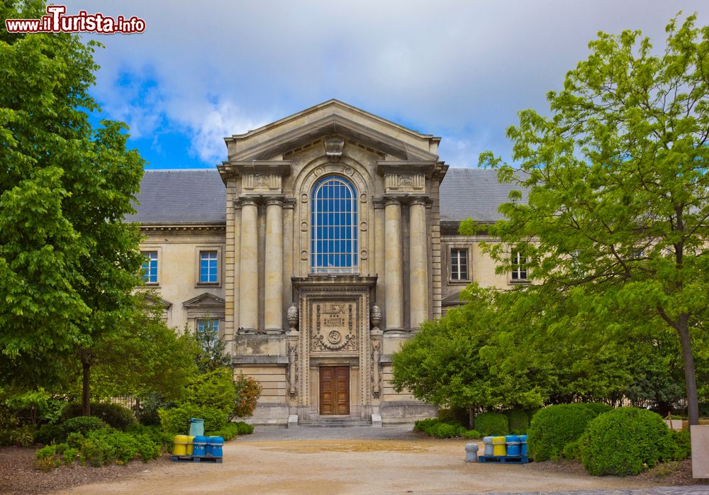 Immagine Ingresso posteriore del Palazzo di Giustizia a Reims, Francia. Sopra la porta in legno si possono leggere le parole "legge", "libertà", "uguaglianza" e "fraternità".