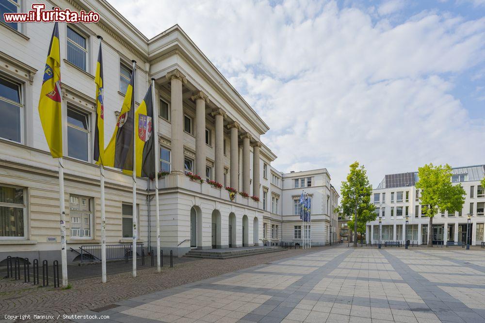 Immagine L'ingresso principale del Municipio di Krefeld, Germania. L'imponente edificio è caratterizzato da 6 colonne che ne abbeliscono la facciata - © Manninx / Shutterstock.com