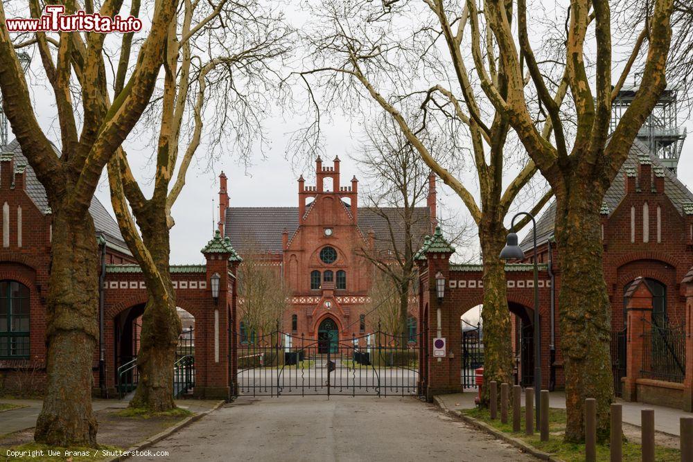 Immagine Ingresso principale dell'ex miniera Zeche Zollern di Dortmund, Germania. Nel 1968 questo complesso è stato risparmiato dalla demolizione per la sua inusuale architettura con cupola a cipolla e mattoni gotici - © Uwe Aranas / Shutterstock.com