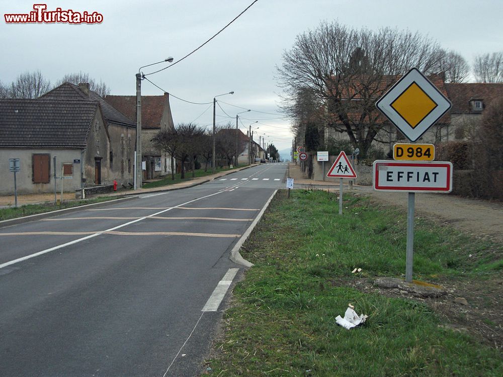 Immagine Ingresso sud-occidentale di Effiat in Alvernia, proveniendo da Aigueperse in Francia  - ©  Tabl-trai , CC BY-SA 3.0, Wikipedia