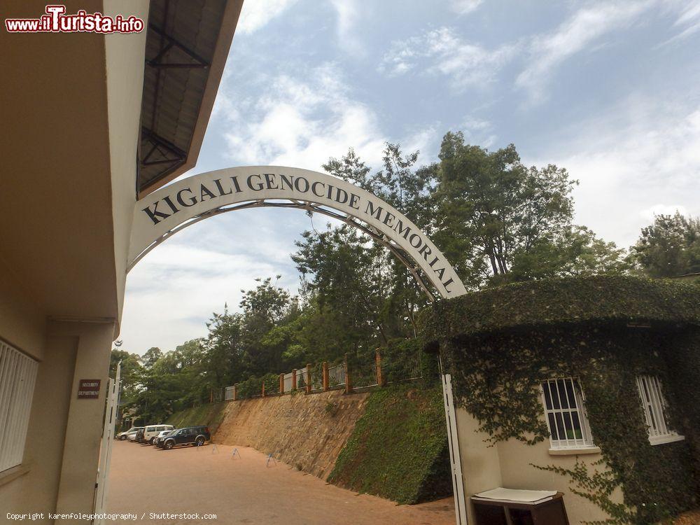 Immagine Insegna all'ingresso del National Memorial di Kigali, Ruanda, in onore delle vittime del genocidio uccise dall'aprile al luglio del 1994 - © karenfoleyphotography / Shutterstock.com