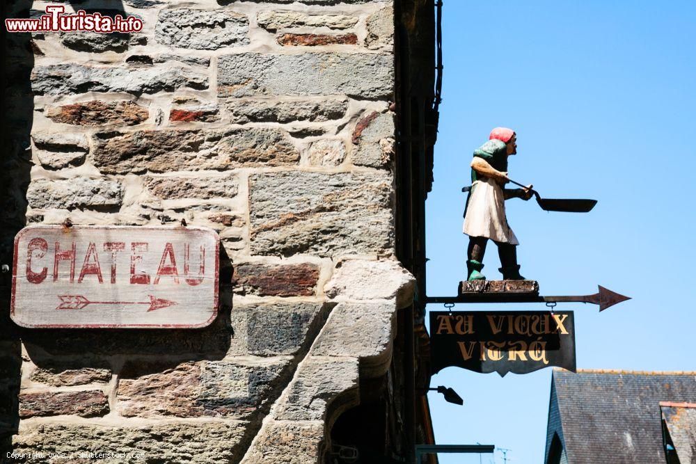 Immagine Insegna all'interno del borgo storico di VItré in Bretagna, Francia settentrionale - © vvoe / Shutterstock.com