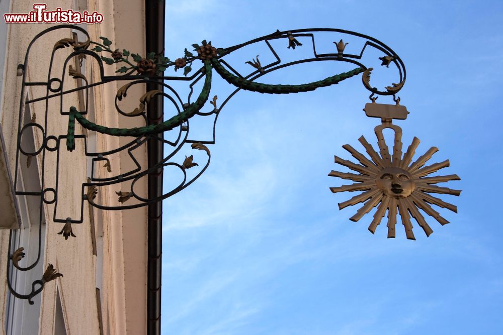 Immagine Insegna con il sole nel centro di Kaufbeuren, Germania.