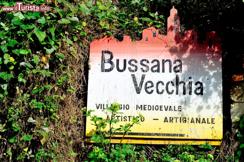 Immagine L'insegna del borgo di Bussana Vecchia, Sanremo, Liguria.