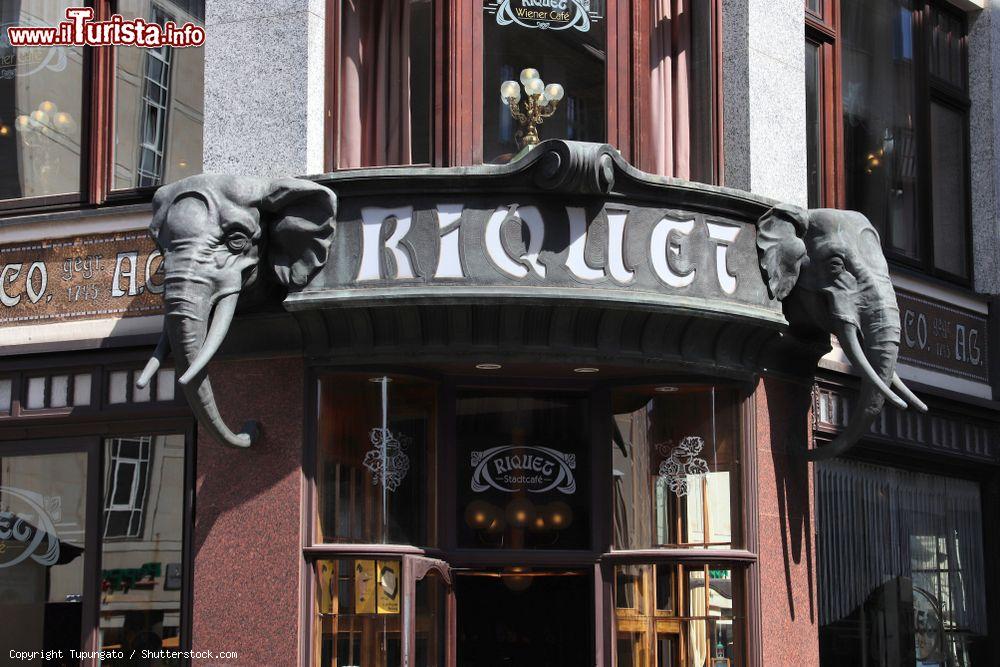 Immagine Insegna del Cafe Riquet a Lipsia, Germania. Questo elegante locale in stile viennese si presenta con due teste di elefante sulla facciata ed è uno dei simboli più conosciuti della città - © Tupungato / Shutterstock.com