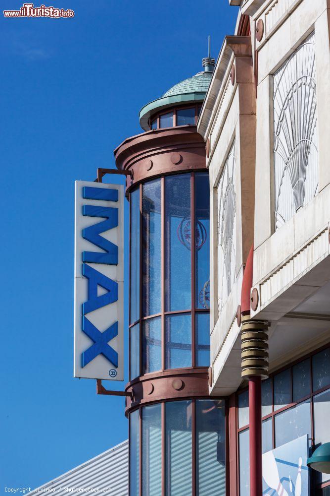 Immagine Insegna del cinema Imax Gaumont nella città di Marne-la-Vallee (Francia)  - © pixinoo / Shutterstock.com