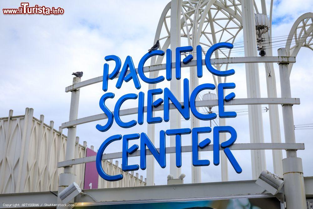 Immagine Insegna del Pacific Science Center di Seattle, Washington (USA). Questo centro scientifico viene visitato ogni anno da oltre 1 milione di persone - © ARTYOORAN / Shutterstock.com