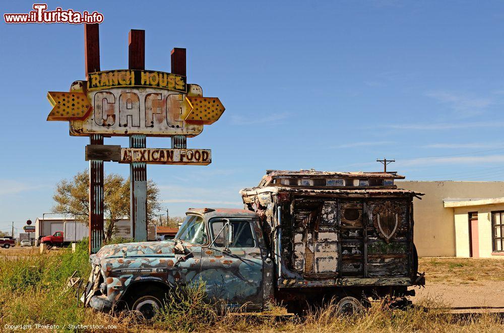 Immagine Insegna del Ranch House Café a Tucumcari, New Mexico, Stati Uniti. Lungo la Route 66 si possono ammirare alcune delle insegne ancora oggi simbolo di una strada che attraversa il paese per poco meno di 4 mila chilometri - © TFoxFoto / Shutterstock.com