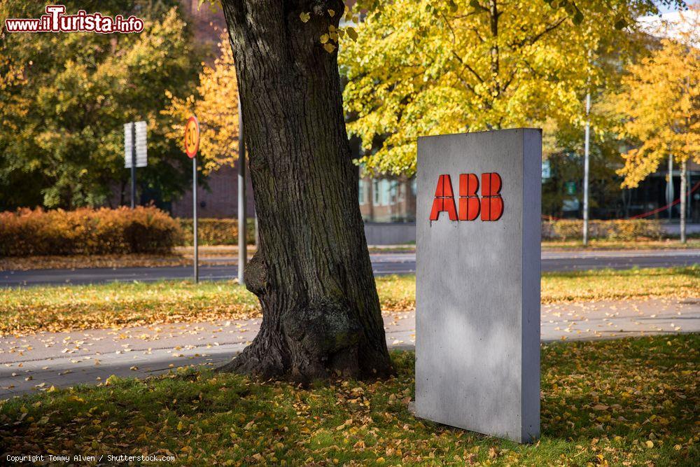 Immagine L'insegna della compagnia ABB (ASEA Brown Boveri) fuori dall'ufficio svedese a Vasteras - © Tommy Alven / Shutterstock.com