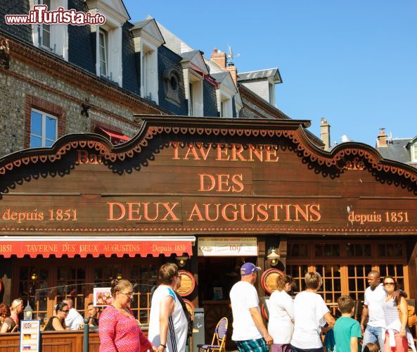 Immagine Insegna della Taverne des deux Augustins nel centro di Etretat, Francia. Questo ristorante è in funzione dal 1851 - © Elena Dijour / Shutterstock.com