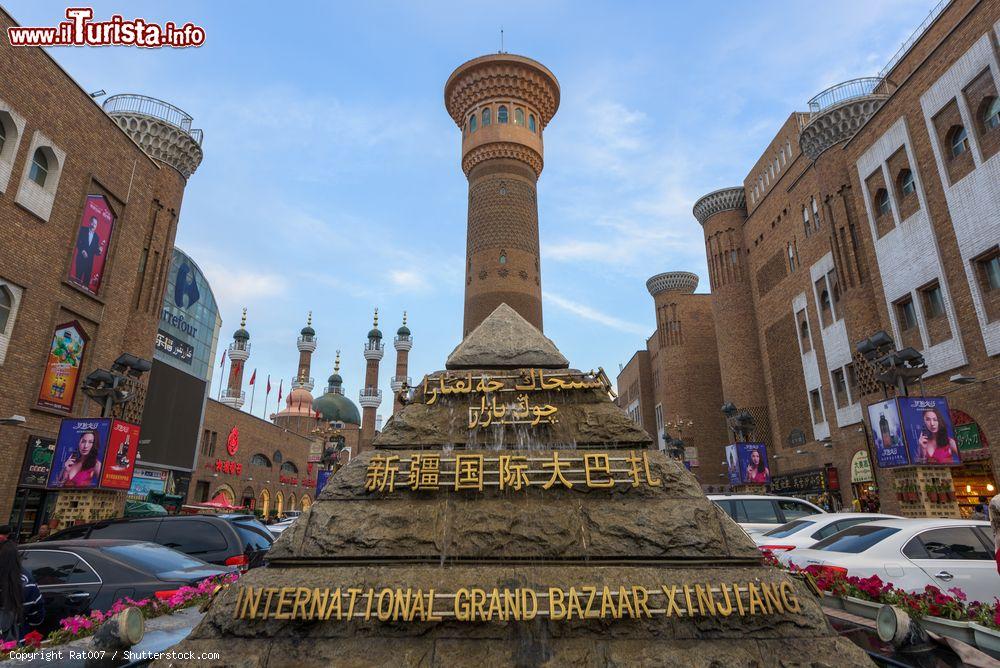 Immagine L'insegna di ingresso all'International Grand Bazaar di Urumqi, Cina - © Rat007 / Shutterstock.com