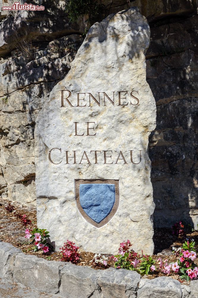 Immagine Insegna in pietra all'ingresso del villaggio di Rennes-le-Chateau, Francia. 