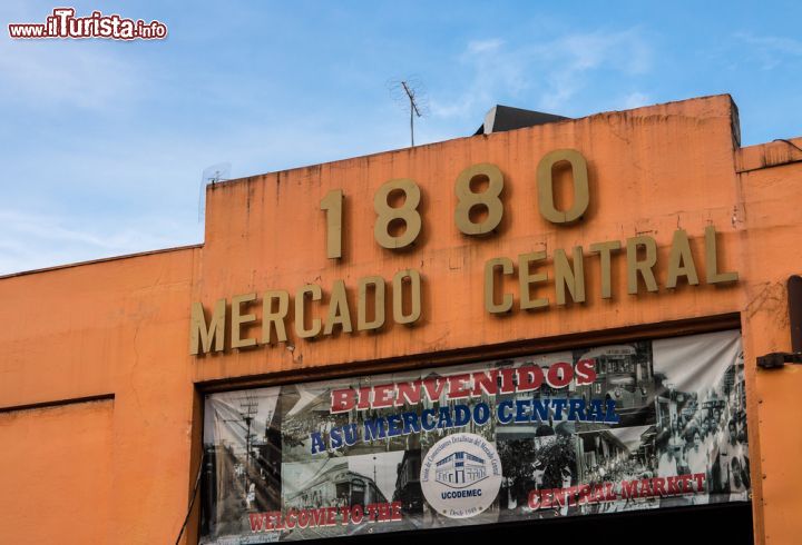 Immagine Insegna di ingresso al Mercato Centrale di San José, Costa Rica. Il Central Market della capitale è uno dei più grandi del paese oltre che una vera e propria attrazione per i turisti - © Daniel Korzeniewski / Shutterstock.com