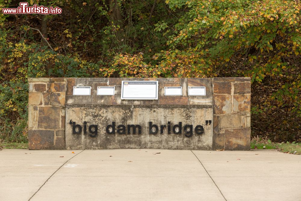 Immagine Insegne del Big Dam Bridge a Little Rock, Arkansas (USA): si riferisce al ponte pedonale e ciclabile più lungo del Nord America costruito appositamente per quell'uso. Questa enorme struttura è stata chiamata Big Dam Bridge per via della sua enorme estensione di quasi 1,290 metri