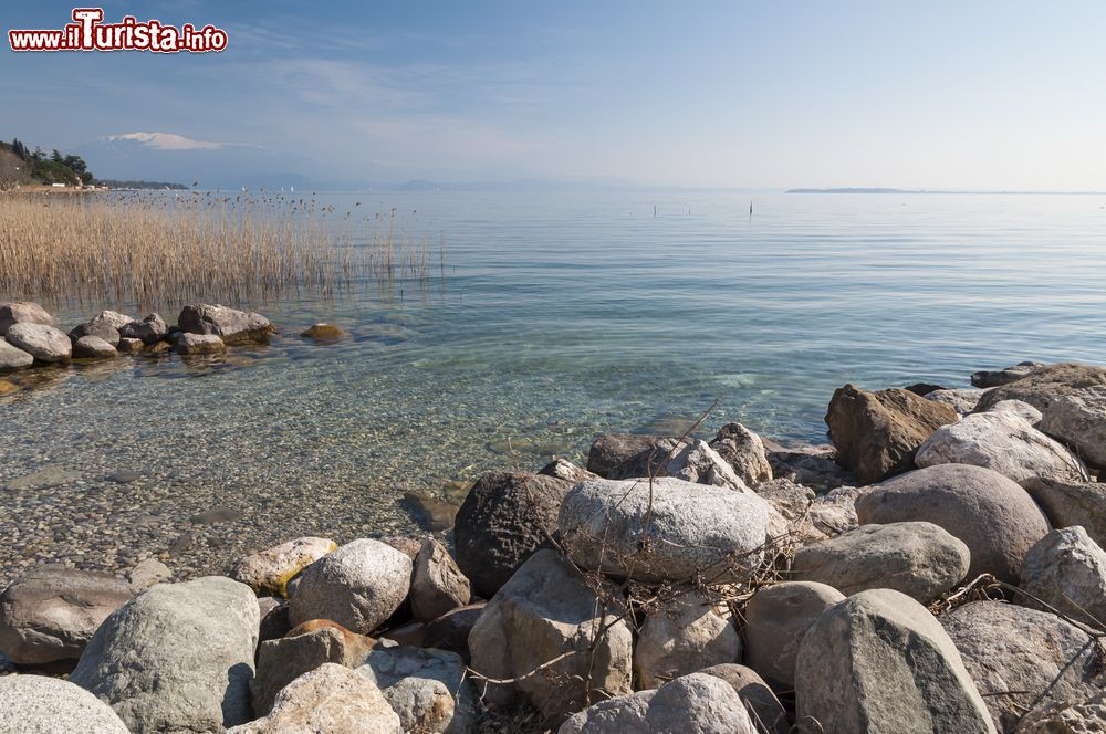 Immagine insenatura del  Lago di Garda nei pressi di Padenghe, in Lombardia