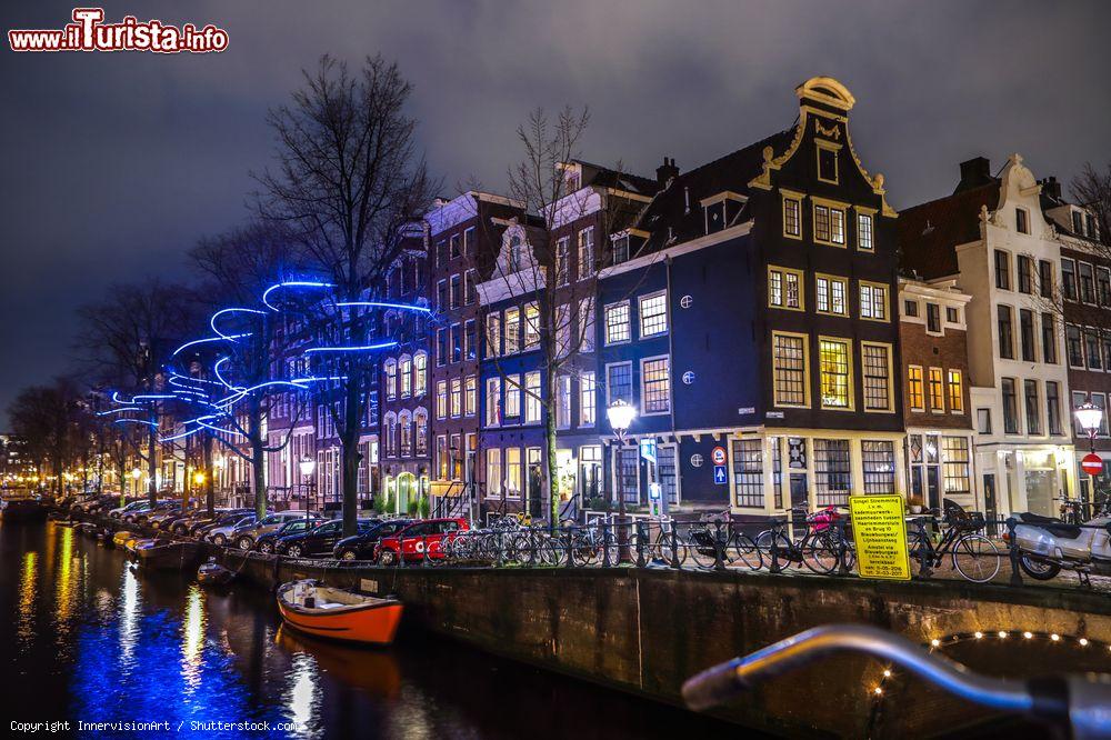 Immagine Installazioni luminose alla sera sui canali di Amsterdam (Olanda), dove si svolge ogni anno il Light Festival - foto © InnervisionArt / Shutterstock.com