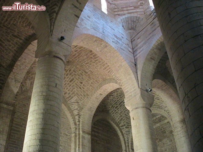 Immagine L'Interno  essenziale e spoglio dell'Abbazia di San Vittore della Chiusa a Genga, nelle Marche - © RBell - CC BY 2.5 - Wikimedia Commons.