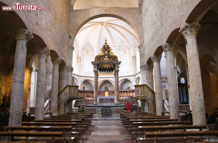 Immagine Interno della cattedrale di San GIovenale una delle tante chiese di Narni - © Mi.Ti. / Shutterstock.com