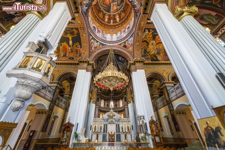 Immagine Interno della cattedrale di San Minas a Heraklion, Creta - Il maestoso interno di San Minas, la cattedrale ortodossa di Heraklion. La sua costruzione venne iniziata nel marzo 1862 e poi interrotta nel 1866 per via della rivoluzione cretese. Portata a termine nel 1895 e inaugurata dal vescovo Timoteo di Creta, è dedicata a San Mena, protettore della città © Gyuszko-Photo / Shutterstock.com