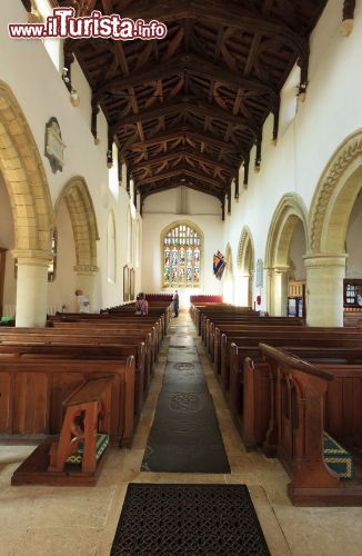 Immagine Interno della chiesa di St Mary a Bibury, Inghilterra - Il bel soffitto ligneo che si può ammirare all'interno della St Mary Church, tipico edificio religioso in stile sassone dell'VIII° secolo. Costruita in pietra locale e di natura calcarea, ha il tetto spiovente in ardesia come le altre case del villaggio; l'interno con pianta rettangolare è a una navata © Voyagerix / Shutterstock.com