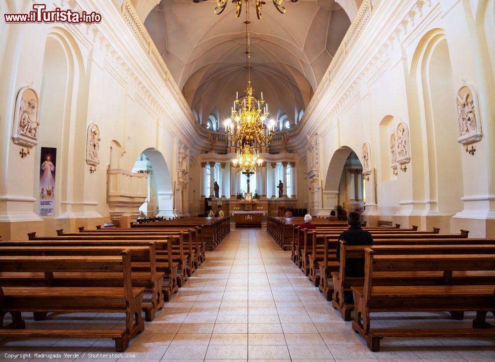 Immagine Interno con altare e lampadario nella chiesa di San Pietro e San Paolo a Siauliai, Lituania - © Madrugada Verde / Shutterstock.com
