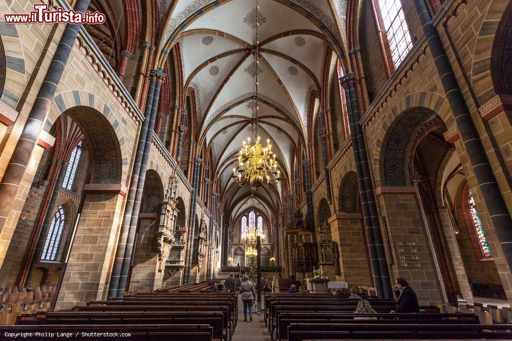 Immagine Interno del duomo di Brema, Germania. Si presenta in stili diversi con volte a crociera, archi a sesto acuto, sculture e decori in marmo policromo - © Philip Lange / Shutterstock.com