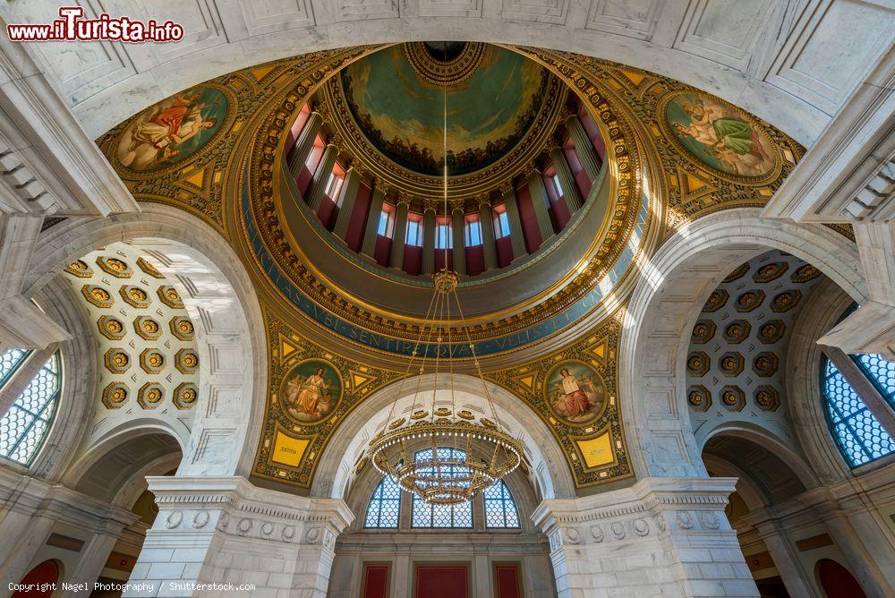 Immagine Interno del duomo di Providence, Rhode Island, Stati Uniti d'America. Di grande prestigio sono gli affreschi su fondo dorato che abbelliscono la cupola dell'edificio religioso - © Nagel Photography / Shutterstock.com