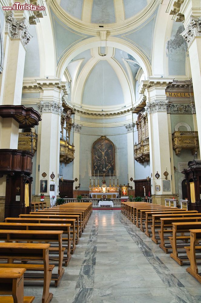 Immagine Interno del duomo di Vetralla, provincia di Viterbo, Lazio. L'edificio sacro sorge in piazza Umberto I° di fronte al Palazzo Municipale.