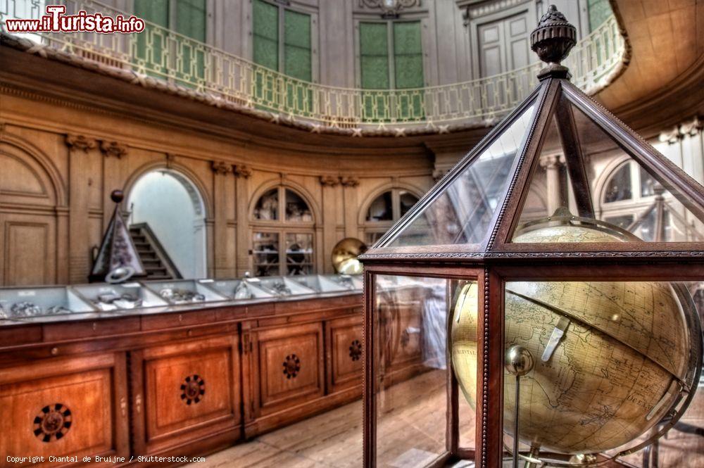 Immagine Interno del famoso Museo Teylers a Haarlem, Olanda. Il più antico museo dei Paesi Bassi si trova nell'edificio dove era vissuto Pieter Teyler van der Hulst, ricco mercante di stoffe che lasciò i suoi averi alla fondazione stessa - © Chantal de Bruijne / Shutterstock.com