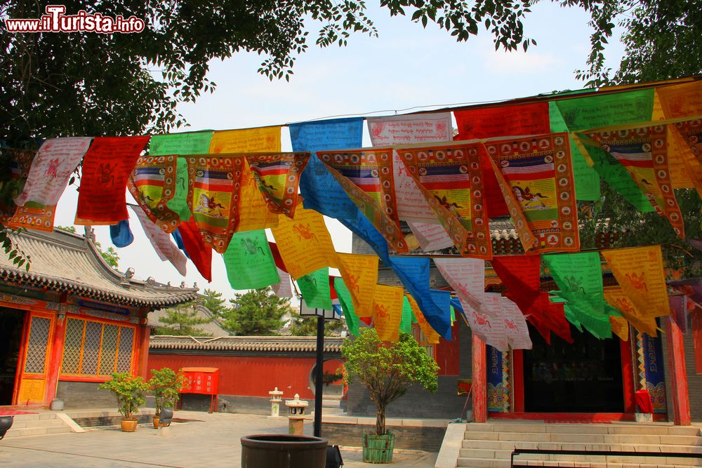 Immagine Interno del Five Pagoda Temple di Hohhot, Mongolia Interna, Cina. Nota anche come Preziosa Pagoda delle Reliquie Buddhiste del Trono del Diamante, la Five Pagoda si trova nella parte più antica della città nelle vicinanze del parco di Qingcheng. Iniziata nel 1727, la sua costruzione terminò nel 1732.