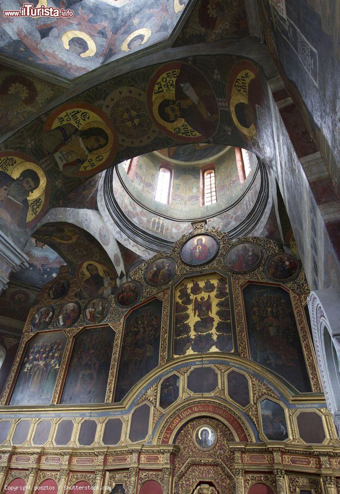 Immagine L'interno del Monastero delle Grotte a Kiev, Ucraina. Questa frequentata attrazione turistica di Kiev è al tempo stesso un importante luogo di fede. Il complesso del monastero è Patrimonio dell'Umanità - © posztos / Shutterstock.com