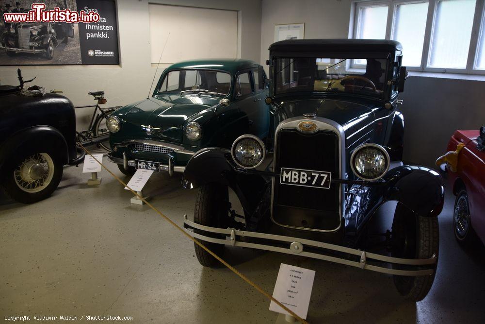 Immagine L'interno del museo delle automobili a Kuopio, Finlandia. Gestito da un gruppo di appassionati di motori, questo museo ospita una bella collezione di auto d'epoca, motociclette e gadget fra cui targhe e tassametri - © Vladimir Waldin / Shutterstock.com